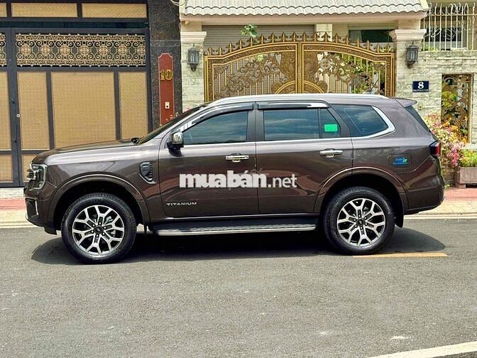Ford Everest Titanium 2025 Nâu 5.900 km
