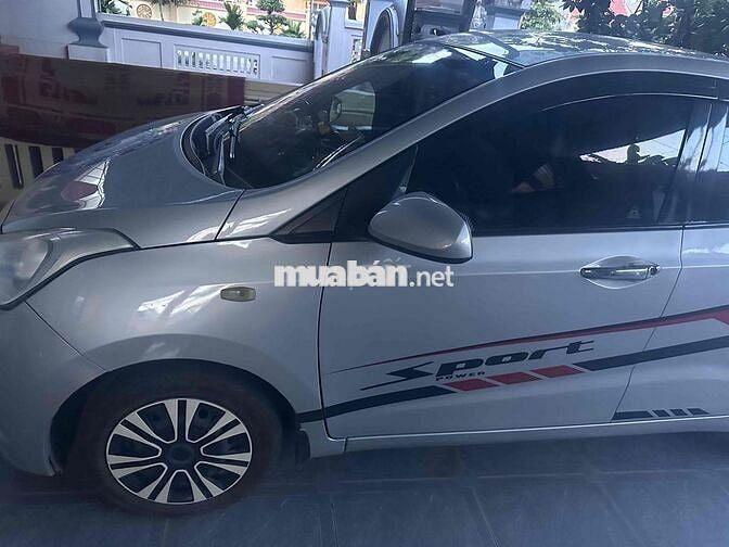 Hyundai Grand i10 5 chỗ màu Bạc