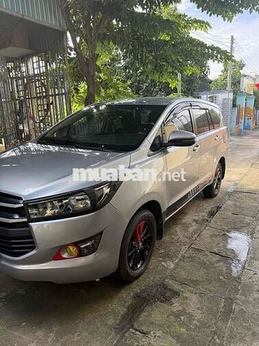 Toyota Innova 2.0E Bạc 7 chỗ
