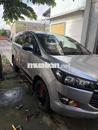 Toyota Innova 2.0E Bạc 7 chỗ