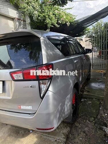 Toyota Innova 2.0E Bạc 7 chỗ