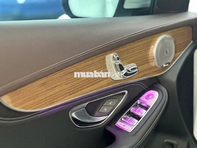 Mercedes Benz GLC 250 4Matic 2018 Trắng | 64000 Km