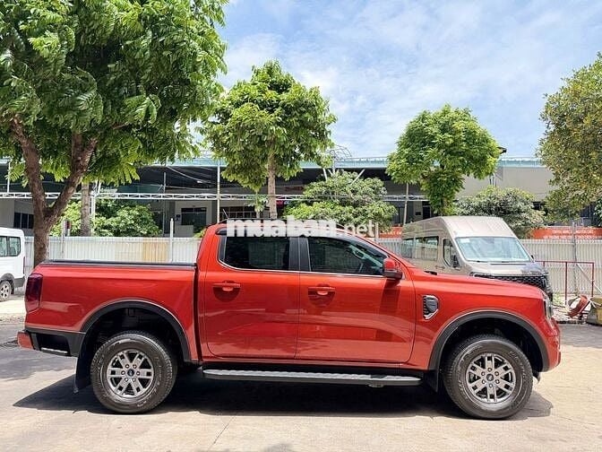 Ford Ranger XLS AT 2024 Đỏ cam - Xe hiếm