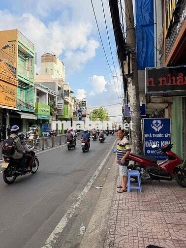 Bán Nhà Mặt tiền kinh doanh sầm uất,tiệm vàng xung quanh