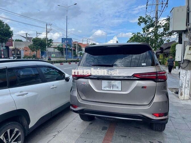 Fortuner Legender 2024, 35 ngàn km, sơn zin 95%