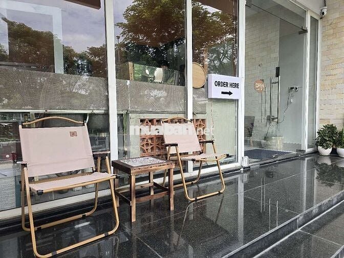 Phục vụ quán Cà phê ngay Phước Kiển
