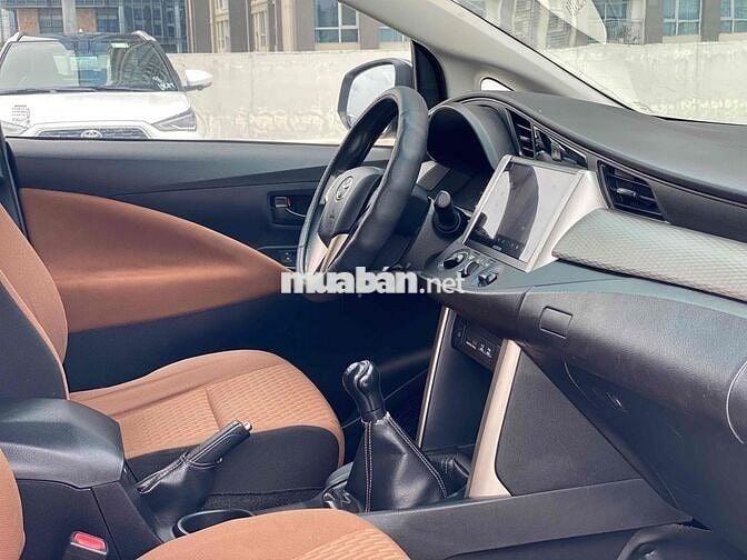 Toyota Innova 2.0E MT 2017 Bạc