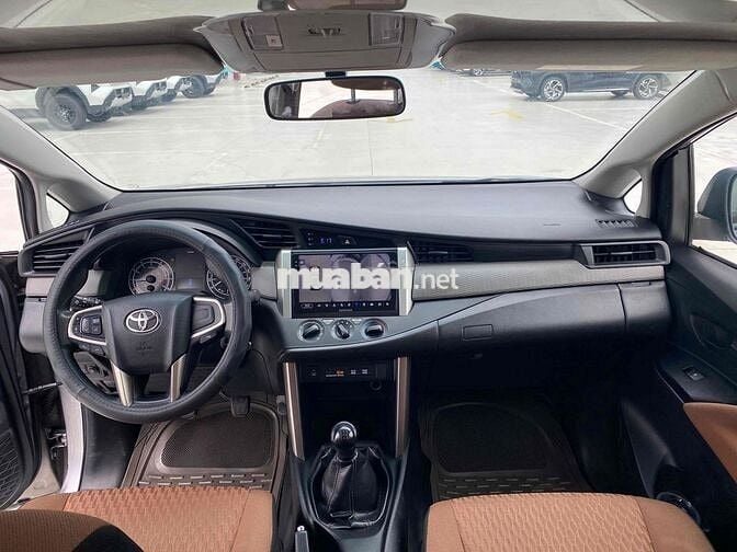 Toyota Innova 2.0E MT 2017 Bạc