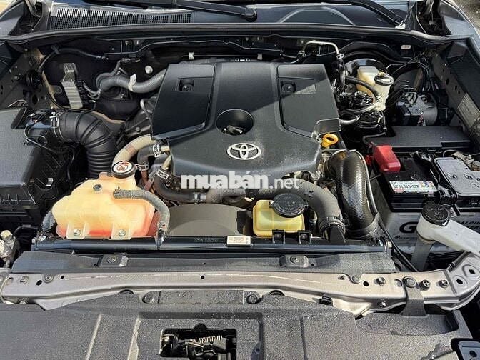 Toyota Fortuner 2.4G AT 2022 Ghi vàng