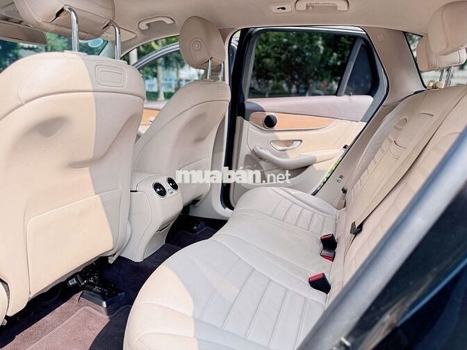 Bán Mercedes GLC250 4MATIC 2018 Đen nội thất Kem