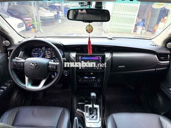 Toyota Fortuner 2.4G AT 2022 Ghi vàng