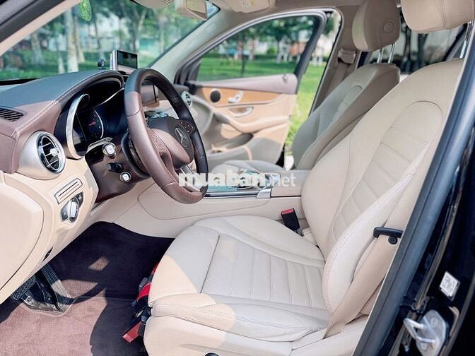 Bán Mercedes GLC250 4MATIC 2018 Đen nội thất Kem