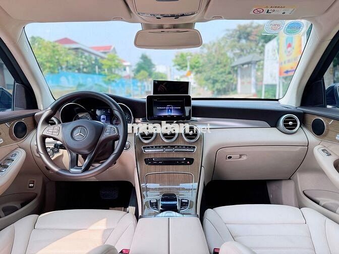 Bán Mercedes GLC250 4MATIC 2018 Đen nội thất Kem