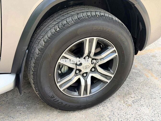 Toyota Fortuner 2.4G AT 2022 Ghi vàng