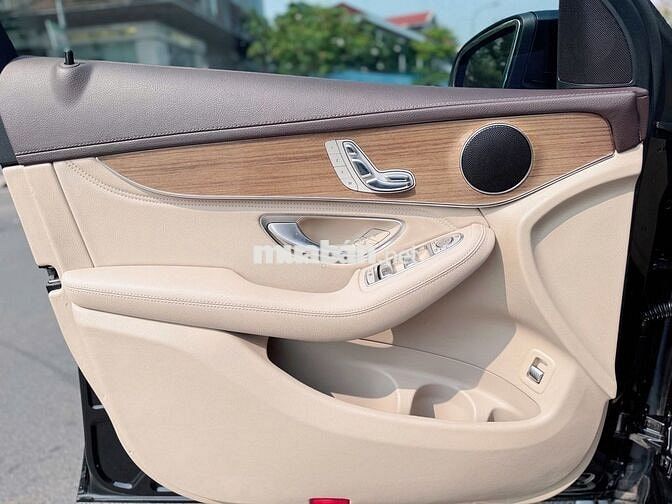 Bán Mercedes GLC250 4MATIC 2018 Đen nội thất Kem