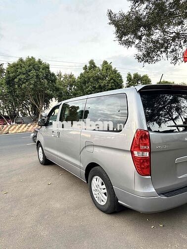 Hyundai Starex 9 chỗ màu Xám