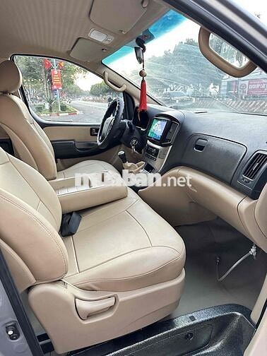 Hyundai Starex 9 chỗ màu Xám