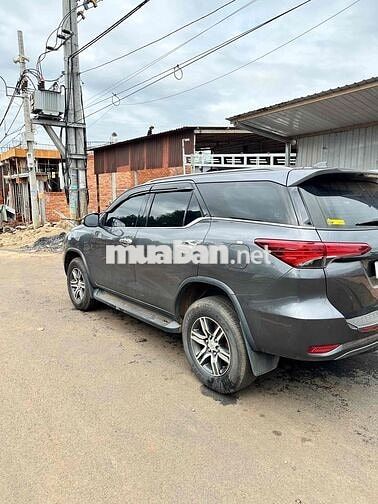 Toyota Fortuner 7 chỗ màu Xám