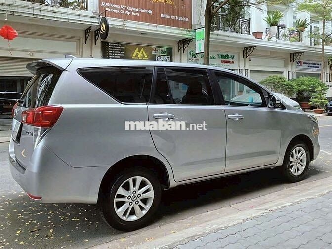 Gia đình bán xe Toyota Innova 2.0E đời cuối 2017