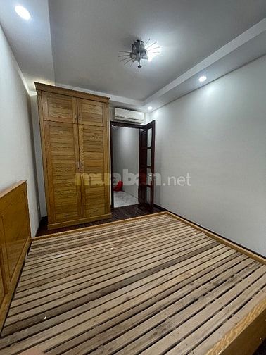 Hào Nam 20m ra Phố 6 tầng Thang máy Dt 40m ngõ 3m 11,88 tỷ.