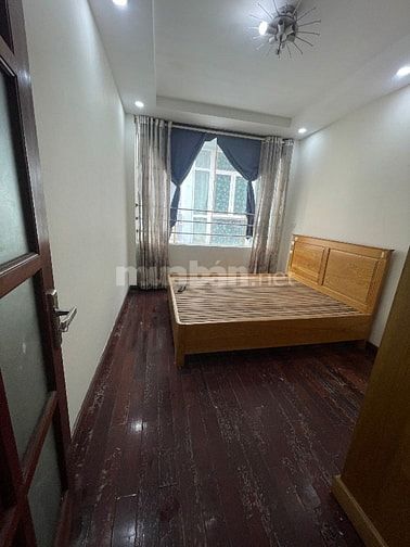 Hào Nam 20m ra Phố 6 tầng Thang máy Dt 40m ngõ 3m 11,88 tỷ.