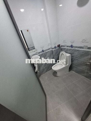 NHÀ TRỆT LẦU MỚI SỬA  ÐẸP 2PN 2WC 