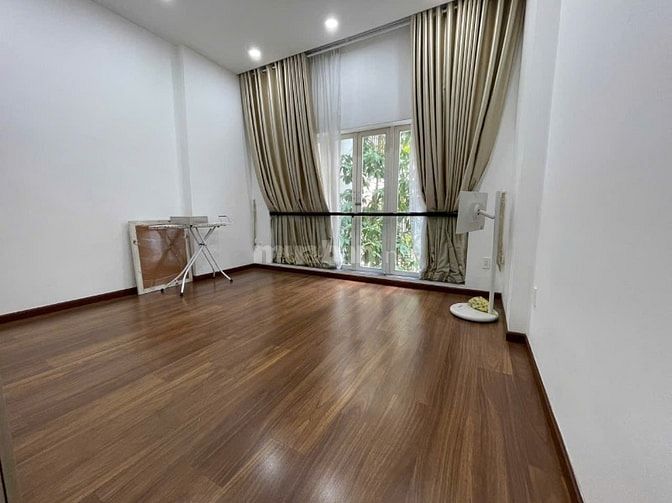 Cho thuê nhà Hẻm 8m Đường Thành Thái, Q.10 - 4m x 20m. Full nội thất