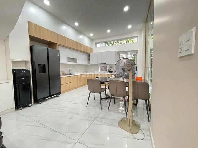 Cho thuê nhà Hẻm 8m Đường Thành Thái, Q.10 - 4m x 20m. Full nội thất