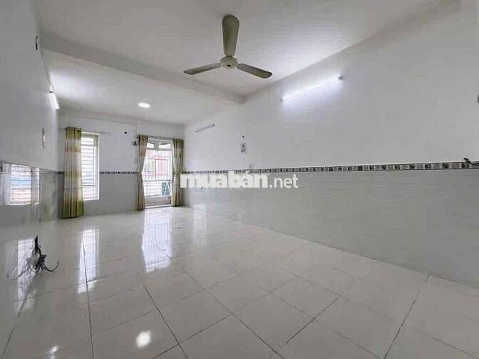 Nhà Mặt Tiền Kinh Doanh khu Tên Lửa Sầm Uất 3 Lầu, 7 Phòng,Mới sơn sửa