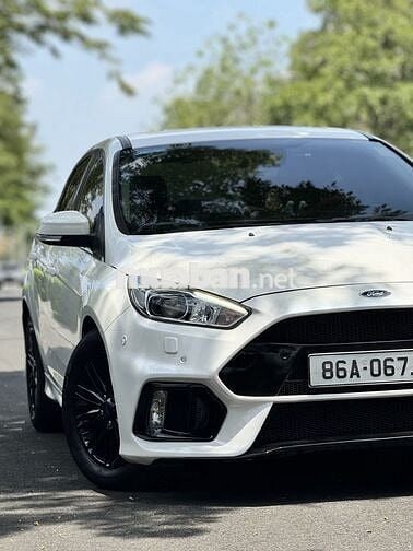 Ford Focus RS Thể thao màu Trắng