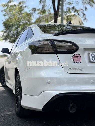 Ford Focus RS Thể thao màu Trắng