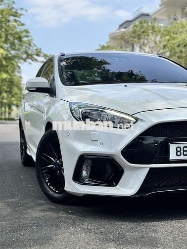 Ford Focus RS Thể thao màu Trắng
