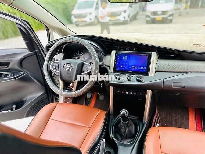 Toyota Innova 2.0 E MT 2018 Số sàn Bạc