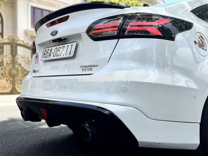 Ford Focus RS Thể thao màu Trắng