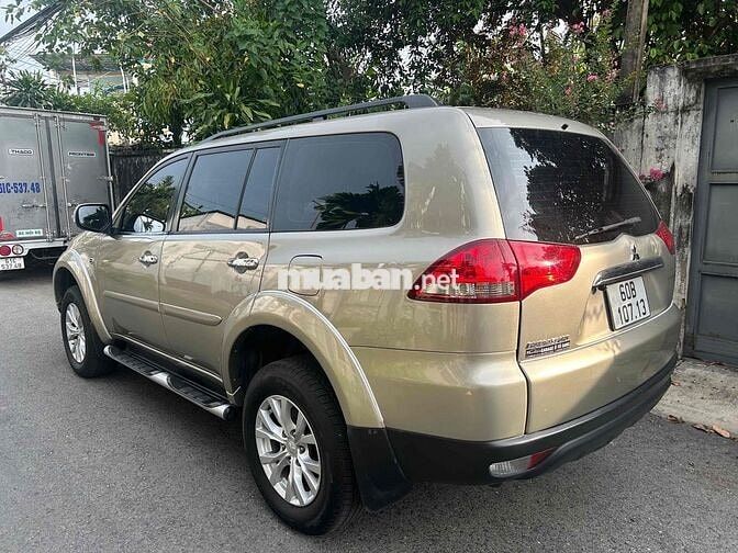 Mitsubishi Pajero Sport 7 chỗ Tự động Xăng Vàng cá