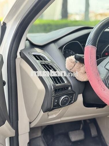 Ford Focus RS Thể thao màu Trắng