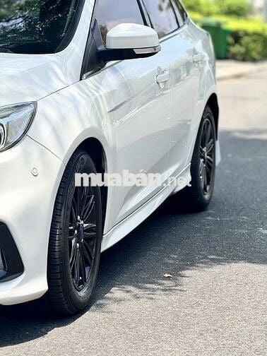 Ford Focus RS Thể thao màu Trắng