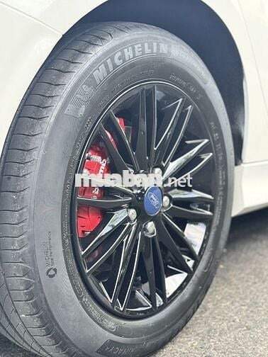 Ford Focus RS Thể thao màu Trắng