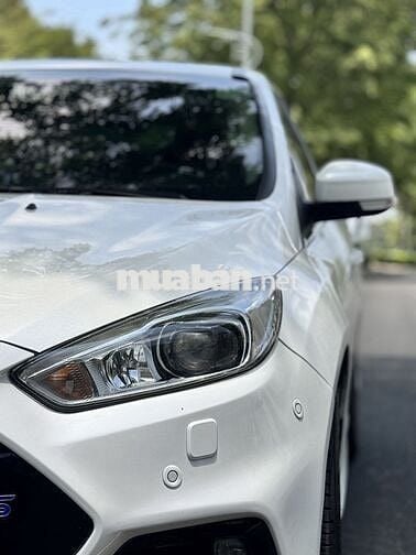 Ford Focus RS Thể thao màu Trắng