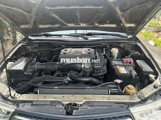 Mitsubishi Pajero Sport 7 chỗ Tự động Xăng Vàng cá