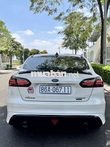 Ford Focus RS Thể thao màu Trắng