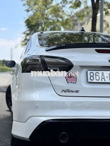 Ford Focus RS Thể thao màu Trắng