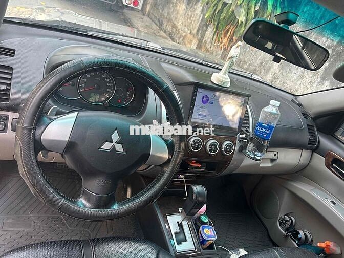 Mitsubishi Pajero Sport 7 chỗ Tự động Xăng Vàng cá