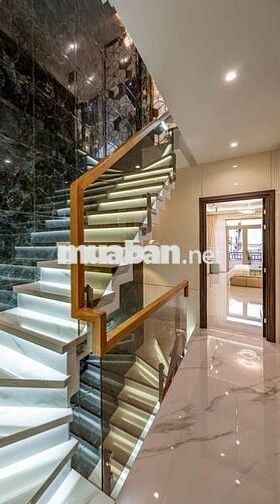 Bán nhà 7 tầng thang máy, nội thất cao cấp, điện năng lượng mặt trời