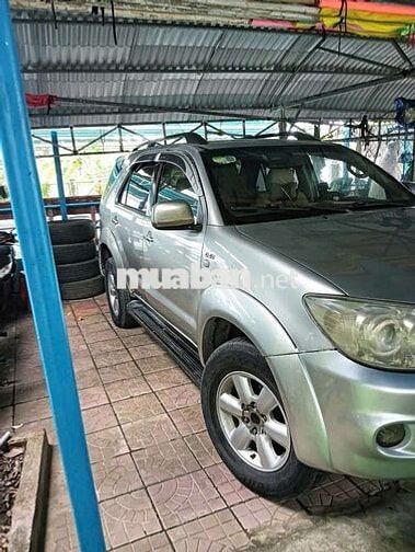 Toyota Fortuner Máy dầu 7 chỗ Bạc