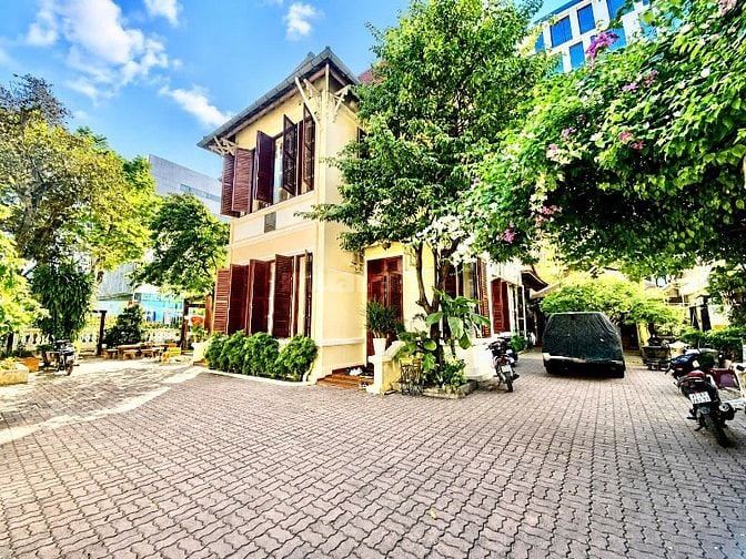 Cho thuê Biệt thự 3MT 216 Võ Thị Sáu, Q3, 700m² đất, DTSD 1.000m²