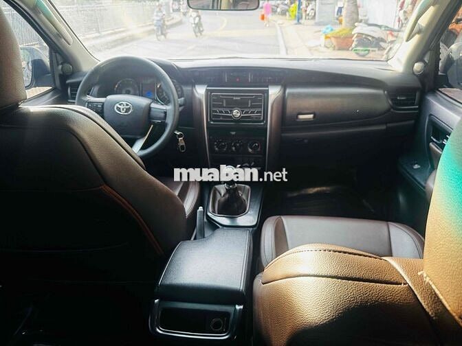 Toyota Fortuner 2017 Bạc Dầu 7 chỗ