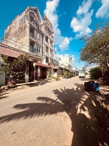 BÁN NHÀ MẶT TIỀN KINH DOANH NGAY TÊN LỬA DT 100M2 GIÁ CHỈ NHỈNH 5 TỶ