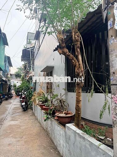 CC bán nhà lô góc hẻm hông rộng, xe hơi đậu trước nhà, đối diện trống