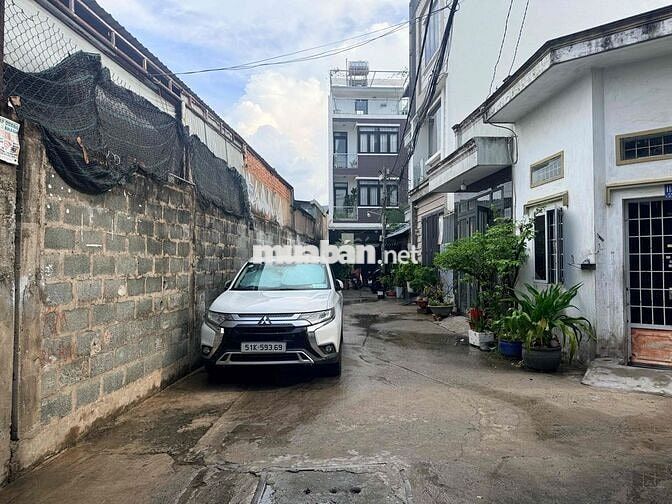 CC bán nhà lô góc hẻm hông rộng, xe hơi đậu trước nhà, đối diện trống